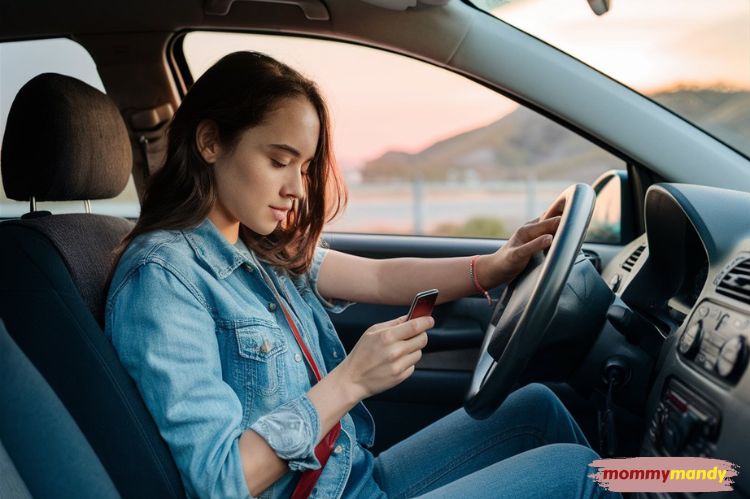 a teen texting while driving
